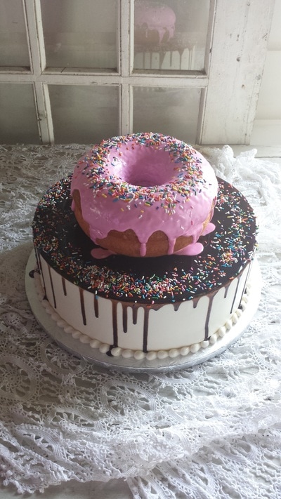 donut cake design